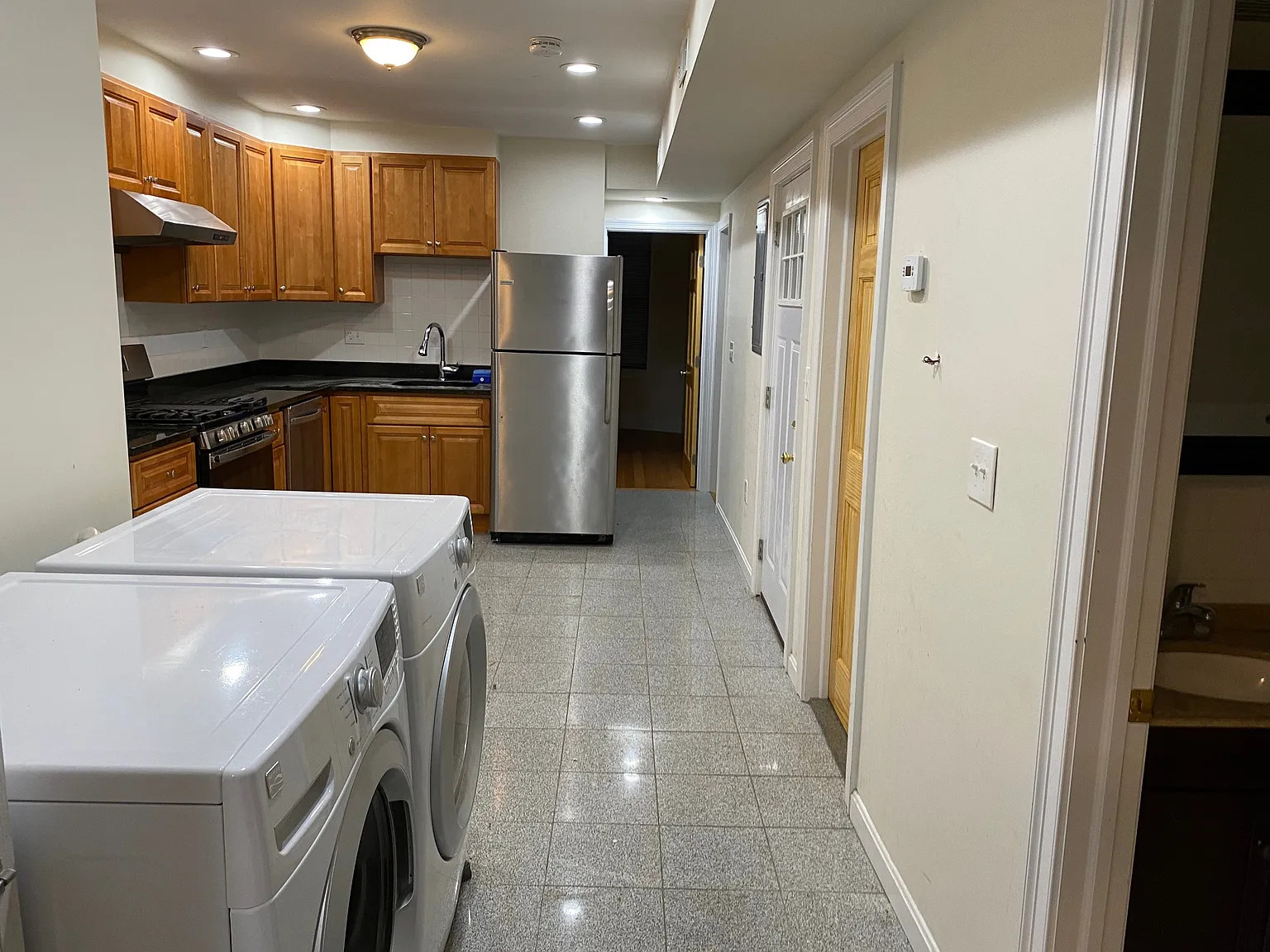 3 bed, 1100 sqft, $5,100 — Photo 2