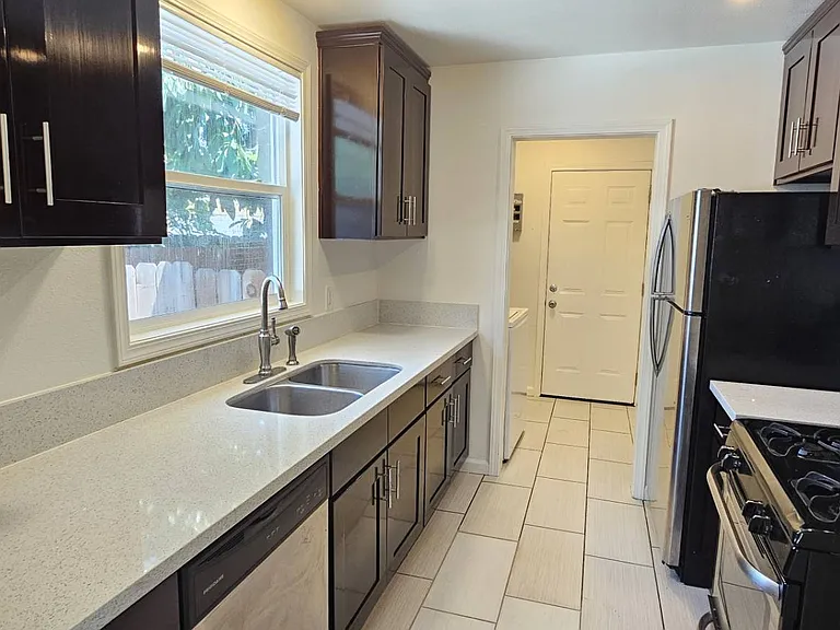 843 N El Molino Ave — Photo 5