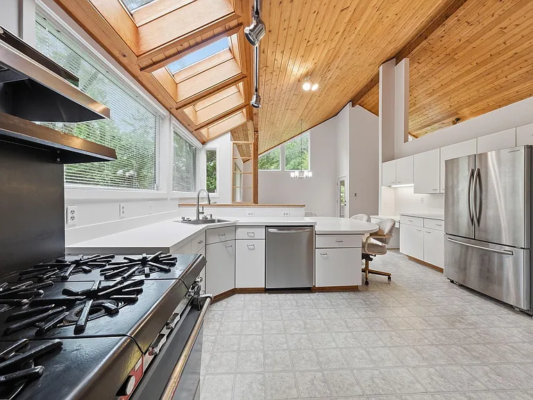 882 Coachway — Photo 8