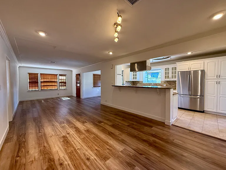 6205 Gentry Ave — Photo 5