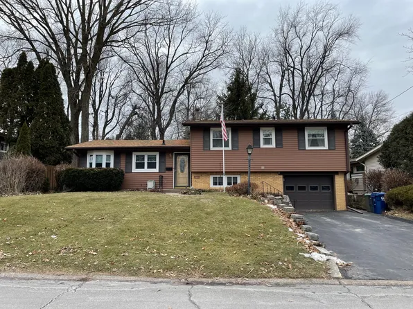 1716 Monterey Ct, Bettendorf, IA 52722