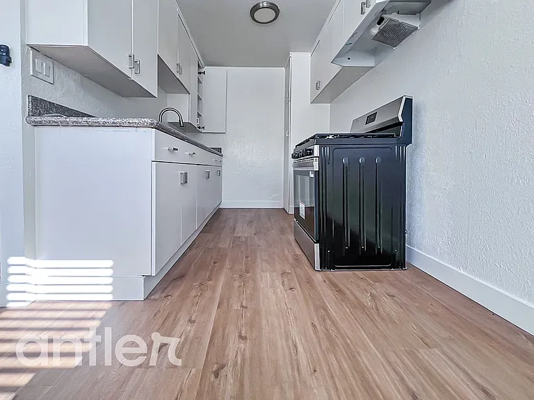 638 W 79th St #B5 — Photo 8