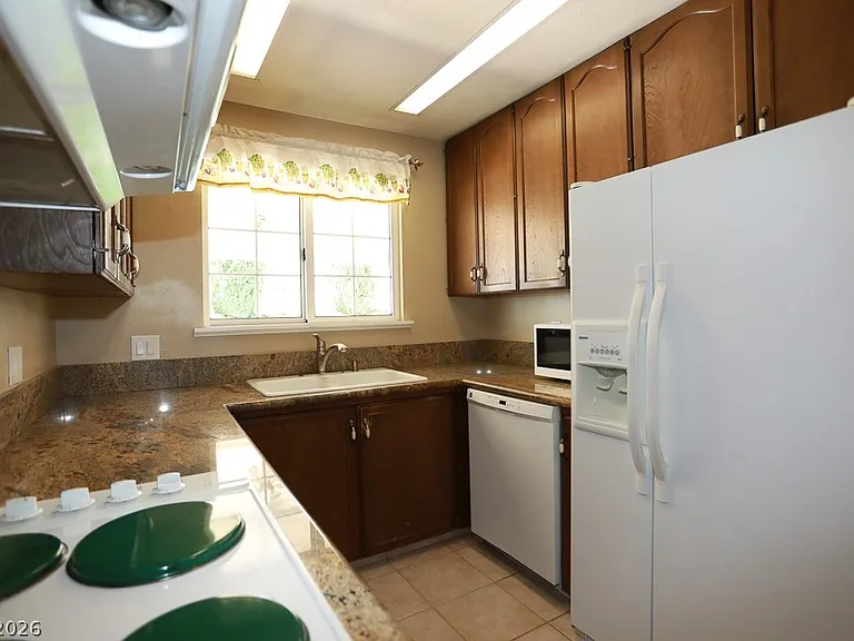 2725 Colanthe Ave — Photo 28