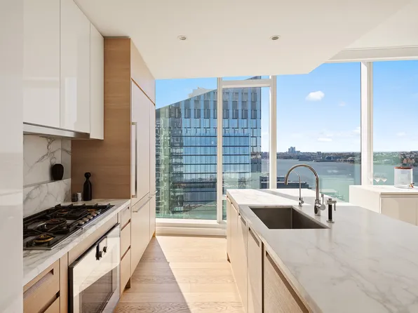 30 Riverside Boulevard image 3 of 16