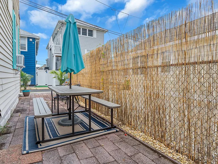 227 Bay Ter — Photo 32
