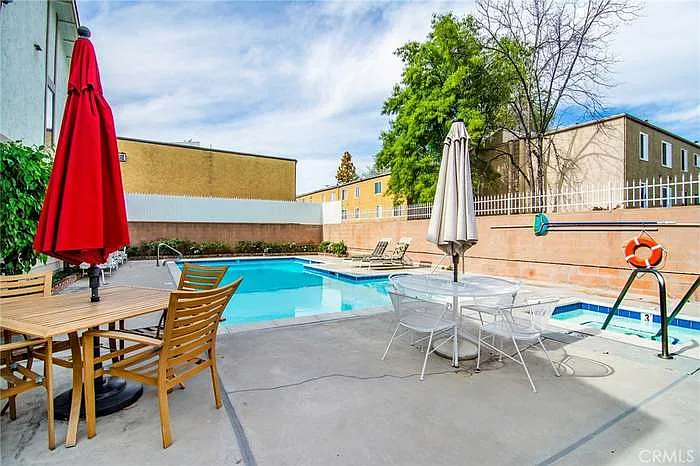 3 bed, 2.5 bath, 1637 sqft, $4,250 — Photo 3