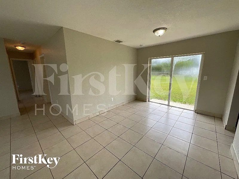 3 bed, 2.0 bath, 1058 sqft, $2,650 — Photo 3