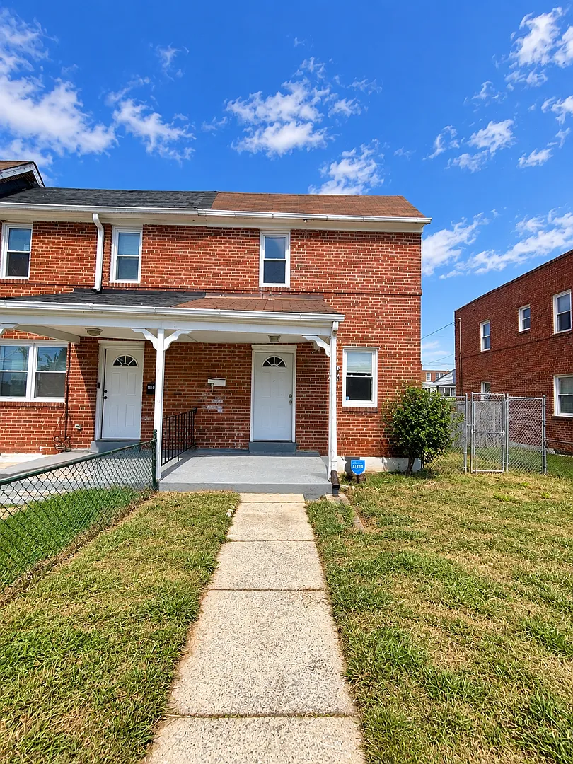 Charming Townhome with Private Deck & Fenced Yard — Photo 2