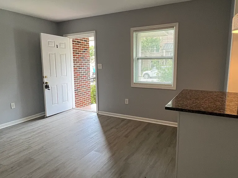 305 W Oak St #B — Photo 16
