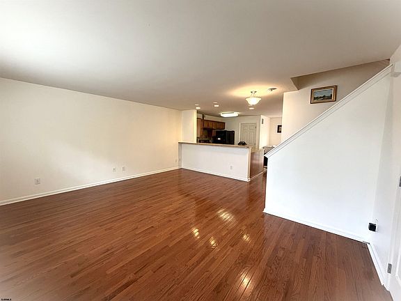 3rd image of 10 Oyster Bay Rd APT H