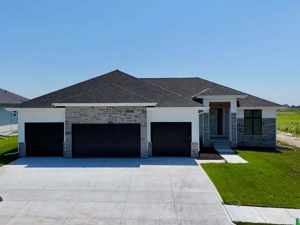 5705 N 197th St, Elkhorn, NE 68022