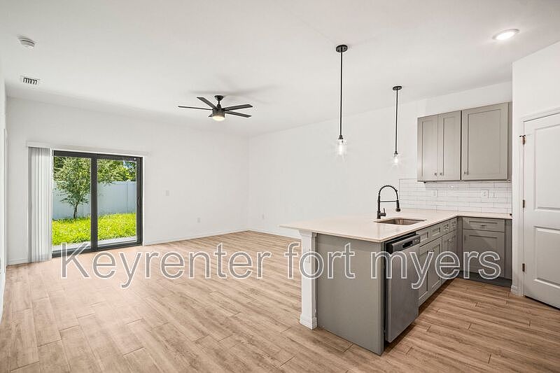 1st image of 625 SE 13th Pl