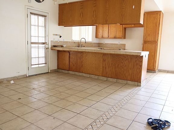 5th image of 425 Christopher Ct
