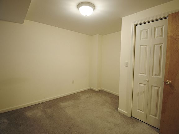 3rd image of 32 Queensberry St APT 3