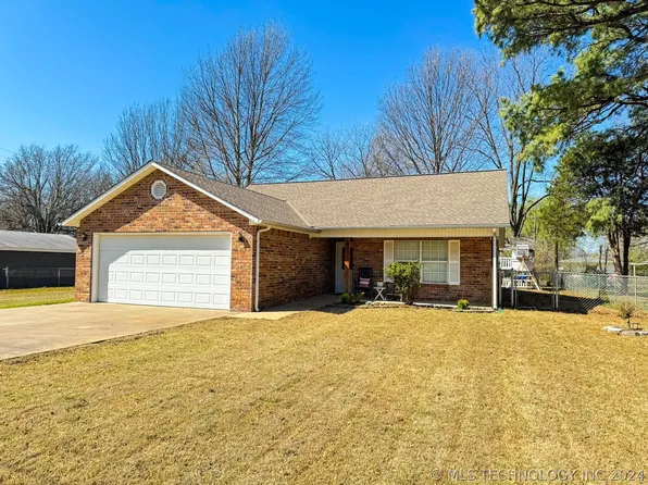 1402 S McKinley Ave, Wagoner, OK 74467