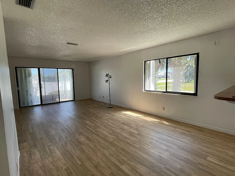 81 Emerald Ct — Photo 3