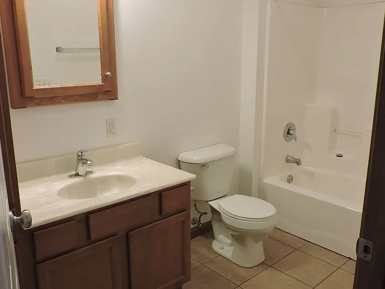 Beautiful Apartments Located 2 Blocks From Penn West Campus — Photo 21