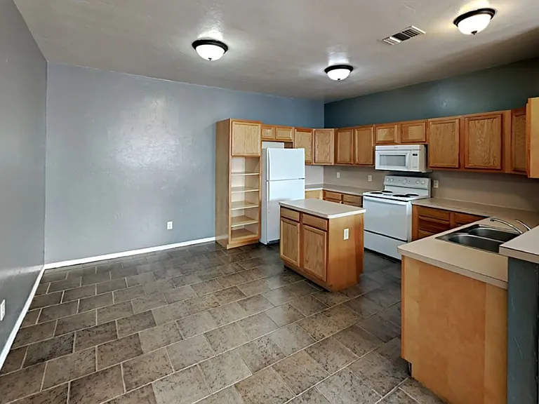 1713 W Palm Pl — Photo 5