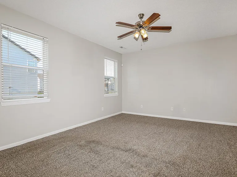 672 Cloverfield Ln — Photo 7