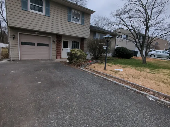808 Riverbend Dr, Clark, NJ 07066