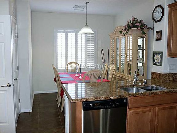 Kitchen & dining area