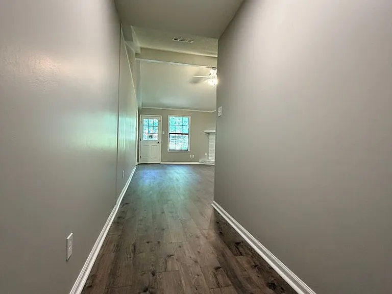 306 Lynnewood Dr — Photo 3