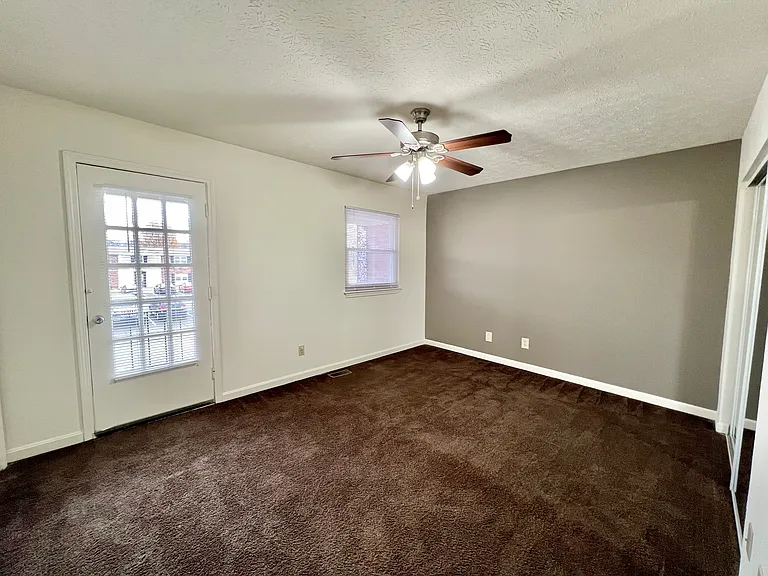 Mayfair Apartments — Photo 37