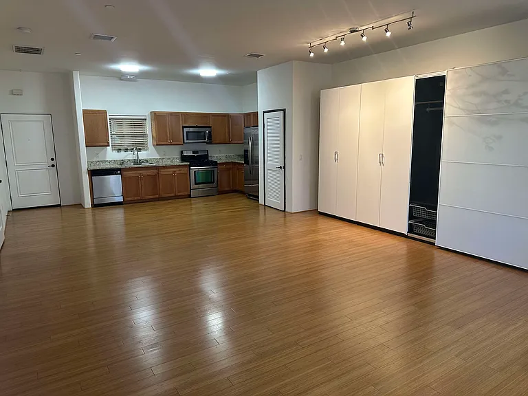 255 W 7th St #26 — Photo 7