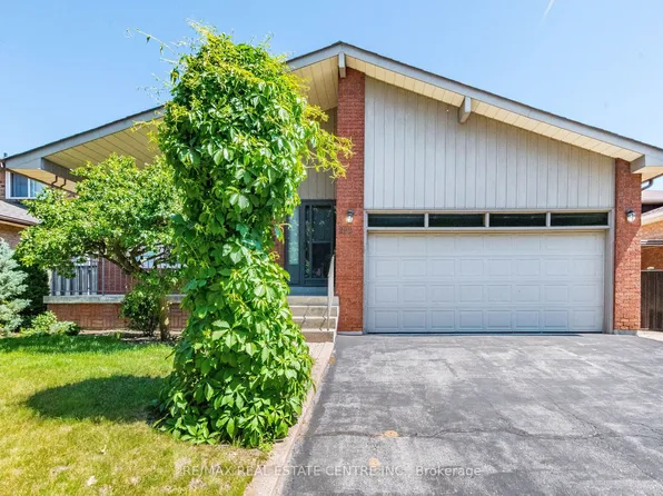 202 Whitchurch Mews, Mississauga, ON L5A 4B3