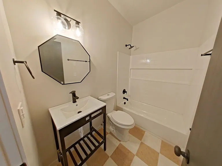 University Manor - Newly Renovated Units just a short walk from Campus! — Photo 49