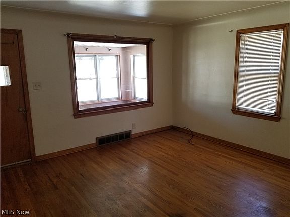 4th image of 581 Miller St