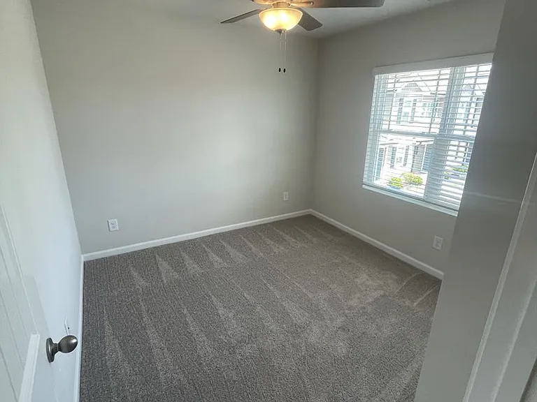 1100 Peony Ln — Photo 15