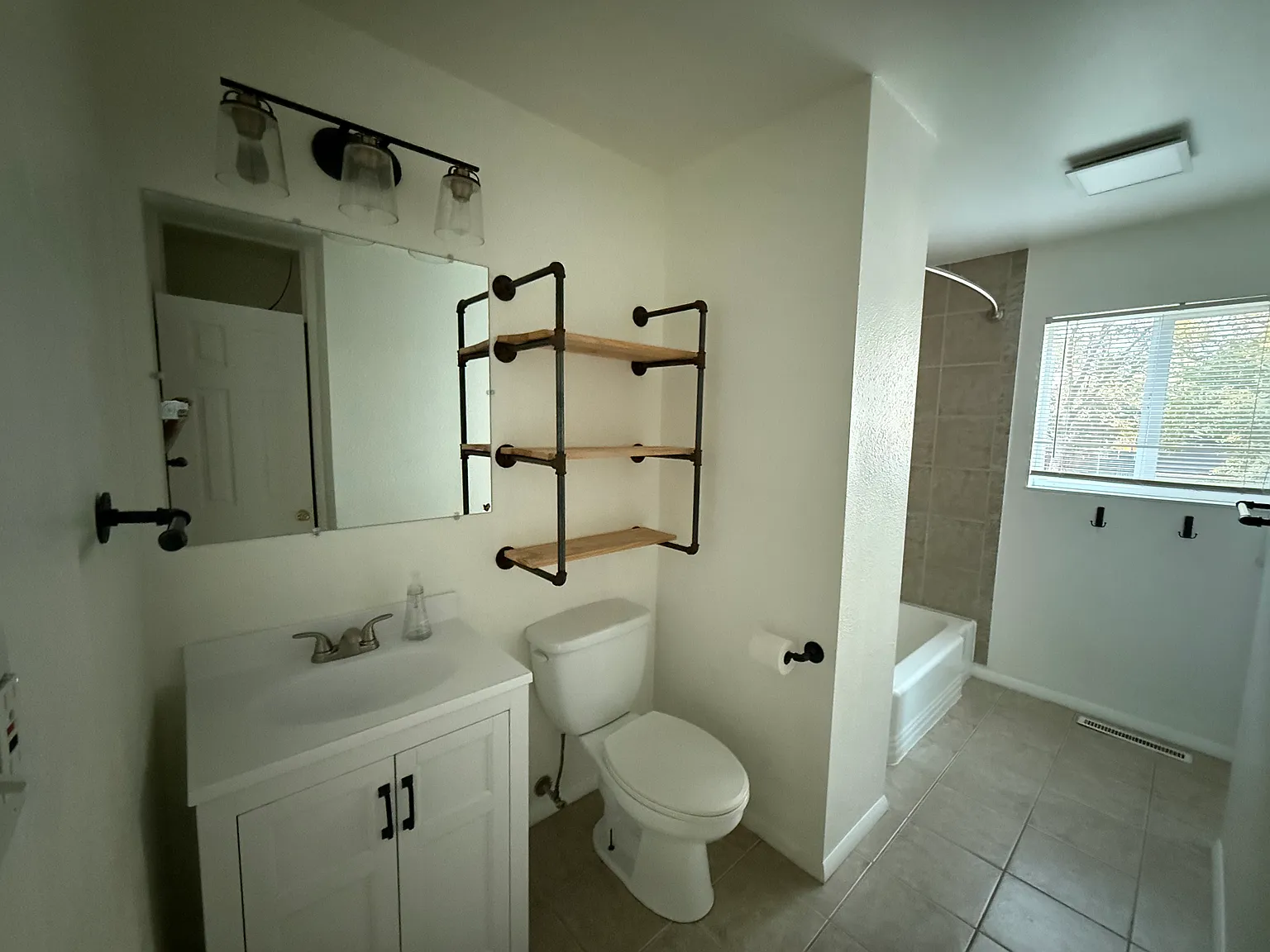 4 bed, 1586 sqft, $2,300 — Photo 3