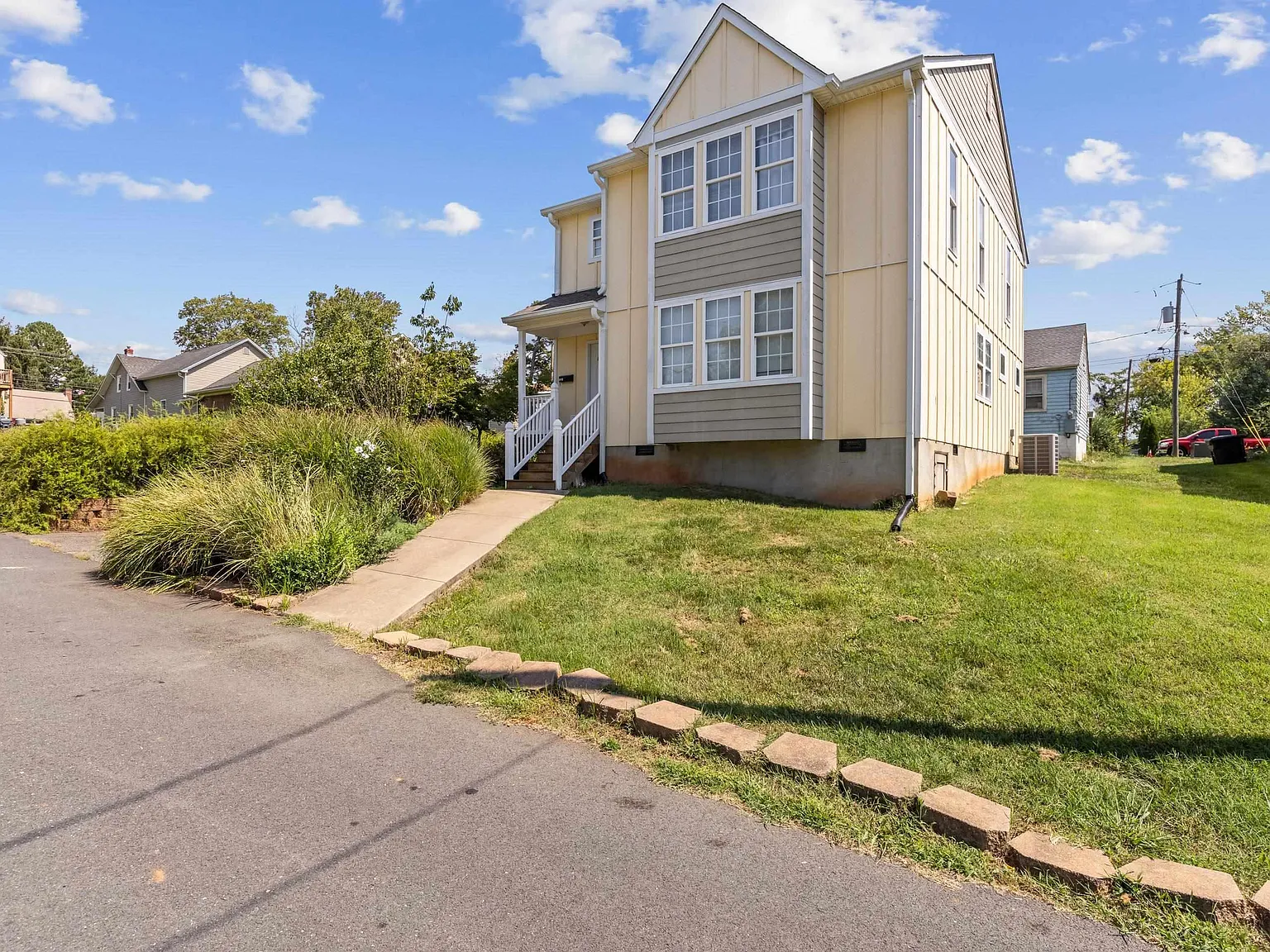 1 bed, 1.5 bath, 2000 sqft, $925 — Photo 2