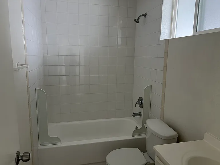 3100 E 7th St #9 — Photo 8