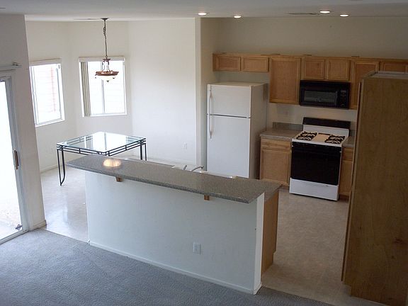 Kitchen & Breakfast Nook!