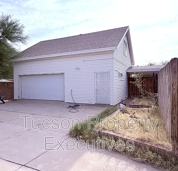 4745 E 2nd St — Photo 16