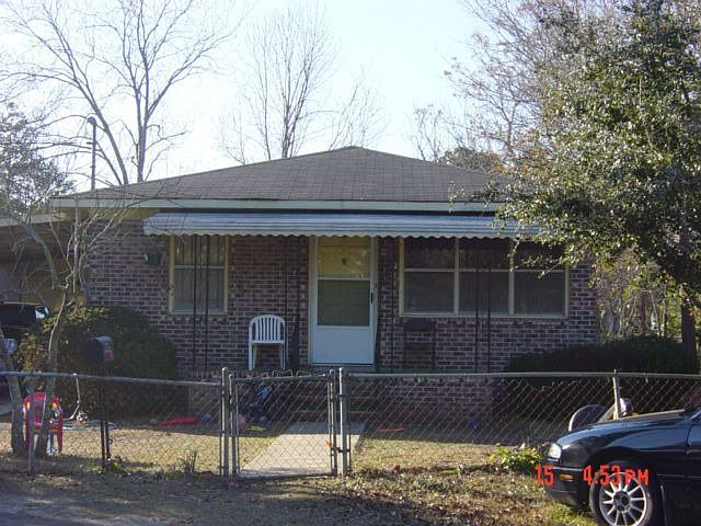Front w/covered porch