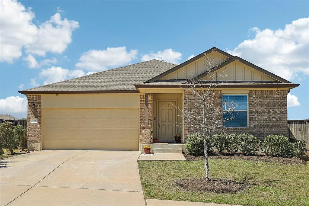 4 bed, 2.0 bath, 1957 sqft, $2,300 — Photo 1