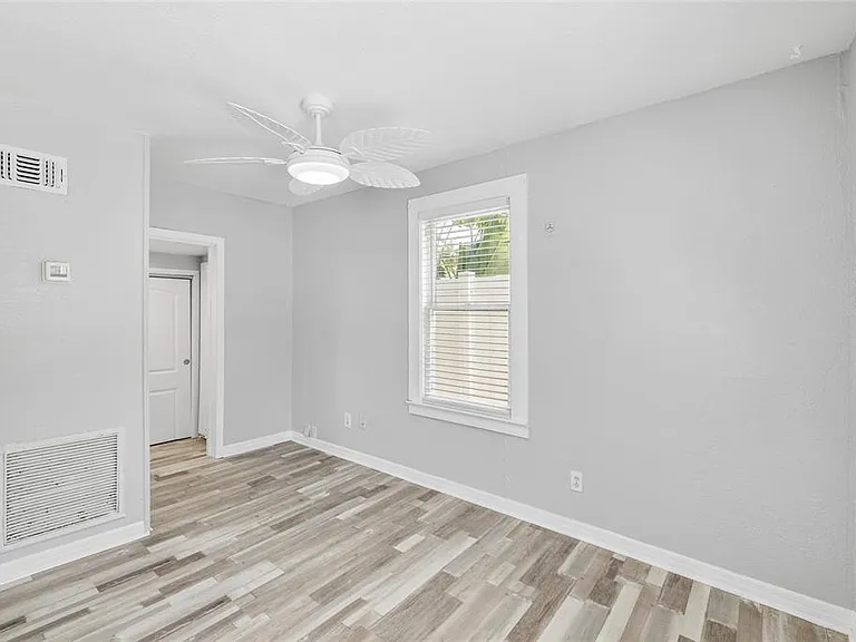128 W North St — Photo 11