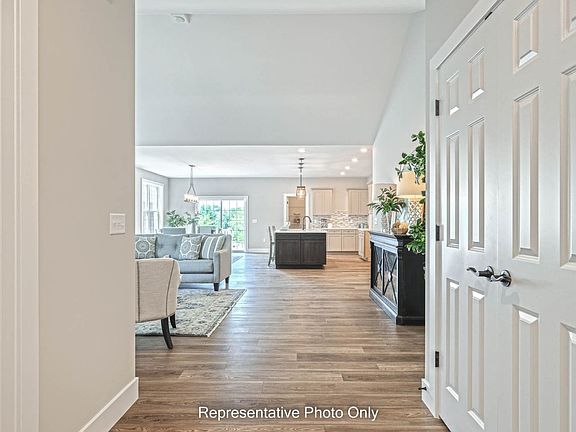 4th image of 325 Freedom Dr