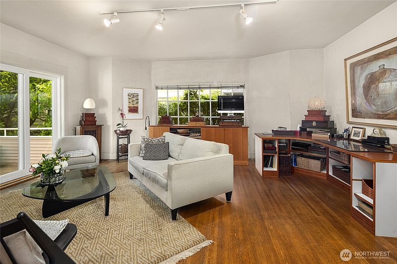 5th image of 111 W Kinnear Place