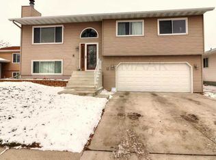 562 22nd St E, West Fargo, ND 58078
