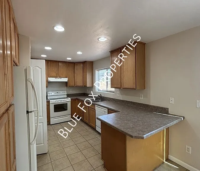 322 N Hasman Dr — Photo 3