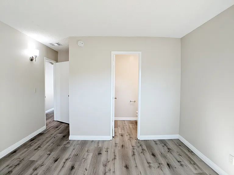 2851 Montrose Ave — Photo 16