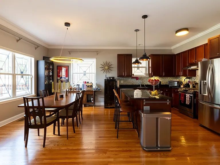 2042 W Warren Blvd — Photo 9