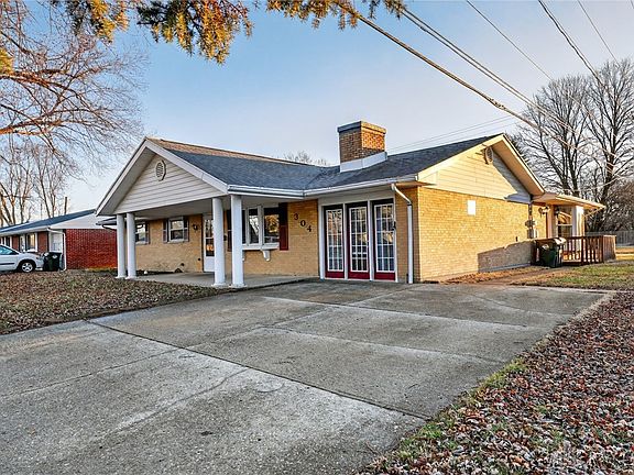 3rd image of 304 Applegate Rd