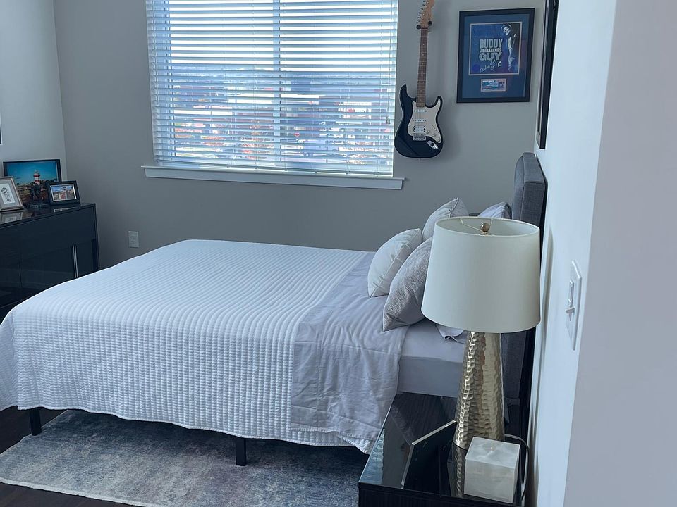 2nd guest bedroom with ceiling fan