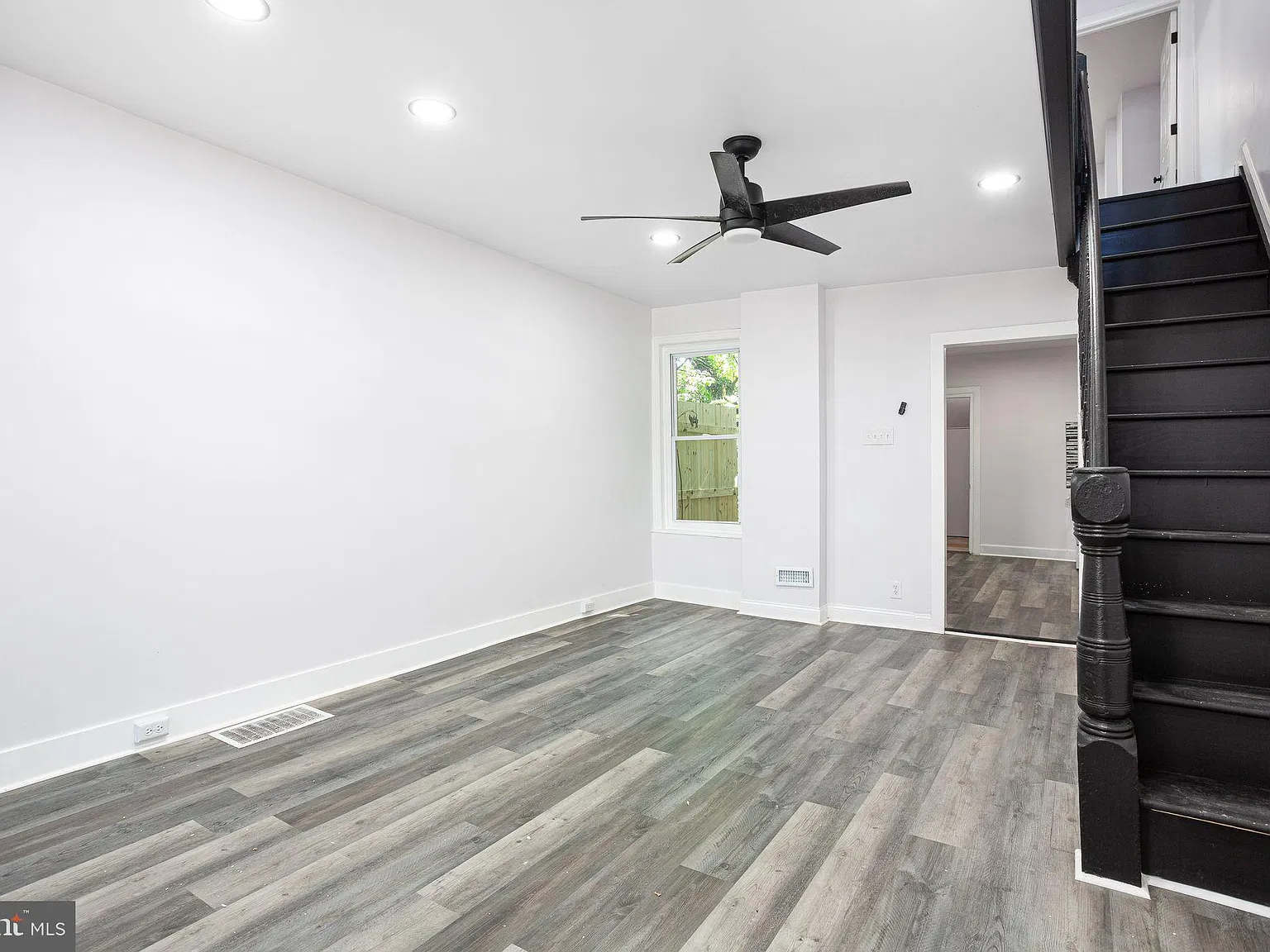 3 bed, 2.0 bath, 1026 sqft, $1,600 — Photo 2