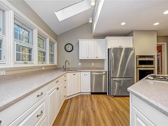 3rd image of 2534 Lindenwood Dr